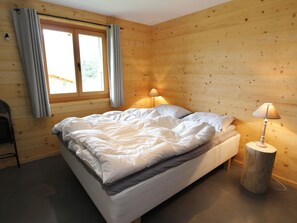 Chalet | 4 bedrooms, individually furnished, desk, bed sheets