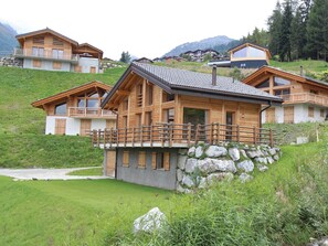 Exterior - Chalet in La Tzoumaz Near Ski Slopes (Riddes)