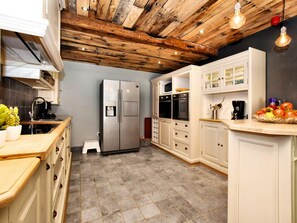 Casa | Cozinha privada | Cadeirão de bebê, talheres/pratos/utensílios de cozinha