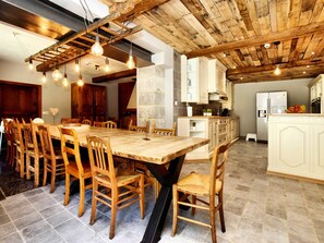 Casa | Cuina privada | Trona i utensilis de cuina, vaixella i coberteria 