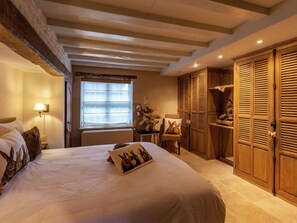 4 habitaciones, muebles diferentes y ropa de cama 