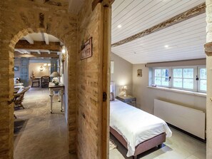 4 habitaciones, muebles diferentes y ropa de cama 