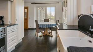 Villa | Eigene Küche | Wasserkocher mit Kaffee-/Teezubehör, Kühlschrank, Ofen, Geschirrspüler