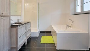 Villa | Badezimmer | Badewanne