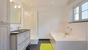 Villa | Badkamer | Een bad