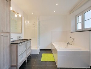 Villa | Bathroom | Bathtub