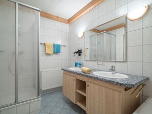 Apartment | Badezimmer | Badewanne, Handtücher