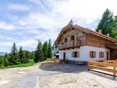 Quaint Chalet near Skiing Area in Katschberghöhe
