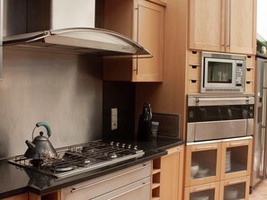 Microondas, placa de cocina, lavavajillas, silla alta para bebés