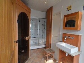 Villa | Bathroom | Shower - Villa in Middelkerke Near the Beach (Middelkerke)
