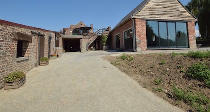 Beautifully Renovated Farmhouse for Groups, With Indoor Pool and Sauna