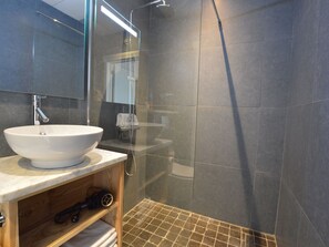 Shower, towels - Beautifully Renovated Farmhouse for Groups, With Indoor Pool and Sauna (Gooik)