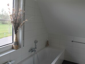 Ferienhaus | Badezimmer | Badewanne, Haartrockner