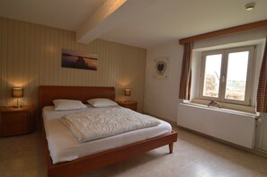 4 habitaciones, muebles diferentes y ropa de cama 