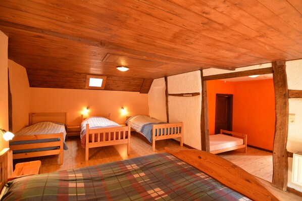 House | 6 bedrooms, individually furnished, bed sheets