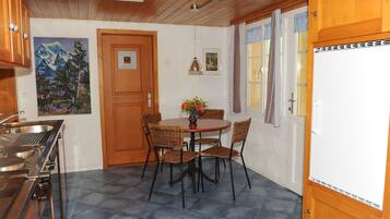 Chalet | Dapur peribadi | Ketuhar, dapur, mesin basuh pinggan mangkuk, pembancuh kopi/teh