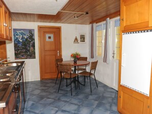 Private kitchen - Mountain Chalet With Garden & Parking in Grindelwald (Grindelwald)