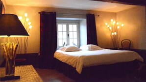 House | 3 bedrooms, individually furnished, bed sheets - Holiday Home in Bievre Near Town Center (Bievre)