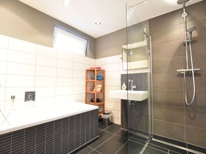 Apartment | Badezimmer | Duschwanne