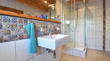 Ferienhaus | Badezimmer | Dusche, Haartrockner, Handtücher