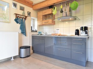 Ferienhaus | Eigene Küche | Wasserkocher mit Kaffee-/Teezubehör, Kühlschrank, Mikrowelle, Ofen