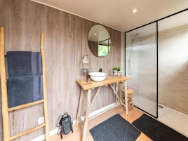 4 habitaciones, muebles diferentes y ropa de cama 