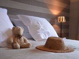 2 habitaciones, muebles diferentes y ropa de cama 