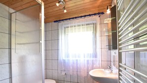 Appartement | Badkamer | Een douche, handdoeken