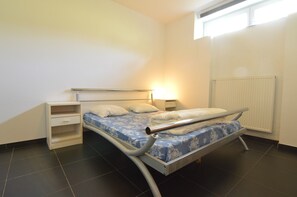 House | 9 bedrooms, individually furnished, bed sheets