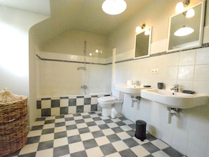 Villa | Bathroom | Towels - Spacious Villa in Houyet Ardennes With Sauna (Houyet)
