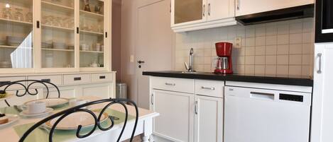 Huis | Privékeuken | Een microgolfoven, een koffiezetapparaat/waterkoker, een kinderstoel