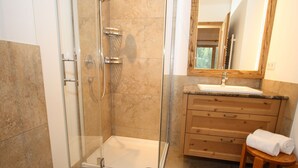 Chalet | Bathroom | Bathtub, towels - Luxurious Chalet in Hinterthal With Sauna (Maria Alm am Steinernen Meer)