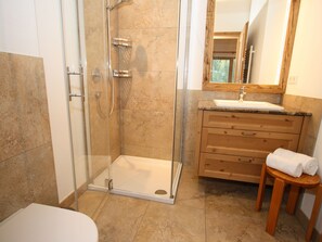 Chalet | Bathroom | Bathtub, towels - Luxurious Chalet in Hinterthal With Sauna (Maria Alm am Steinernen Meer)