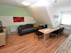 House | Dining - Comfy Holiday Home near Forest in Medenec (Medenec)
