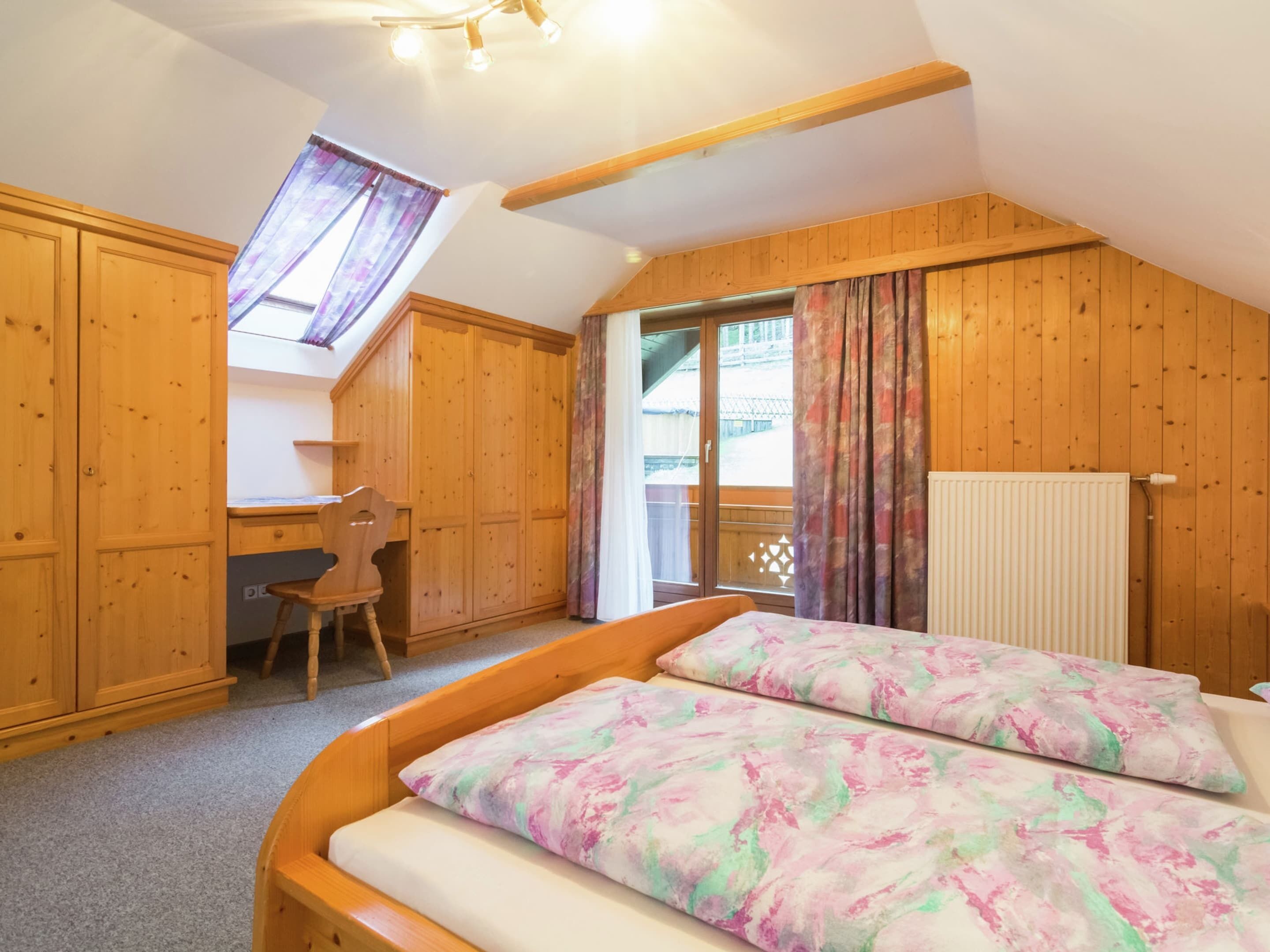 Nhà | 2 phòng ngủ, trang bị nội thất với thiết kế riêng biệt, bộ trải giường 