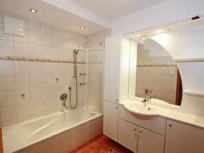 Apartment | Badezimmer | Duschwanne, Handtücher