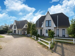 Apartment | Exterior - Ferienwohnung in Bastorf mit Eigenem Garten (Bastorf)
