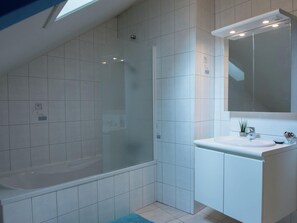 House | Bathroom - Child Friendly Holiday Home in Waimes with Sauna & Hot Tub (Waimes)