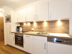 Apartment | Private kitchen - Apartment in Neukirchen Near Ski Lift (Neukirchen am Grossvenediger)