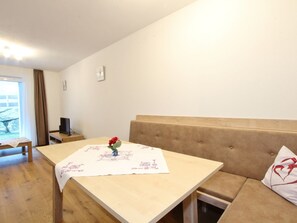 Apartment | Dining - Apartment in Neukirchen Near Ski Lift (Neukirchen am Grossvenediger)