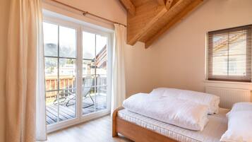 2 Schlafzimmer, individuell eingerichtet, Babybetten, Bettwäsche