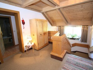 2 Schlafzimmer, Babybetten, Bettwäsche