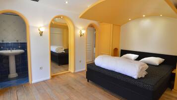 House | 8 bedrooms, individually furnished, bed sheets