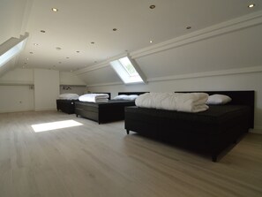 Casa | 8 quartos, individualmente mobiliados, roupa de cama