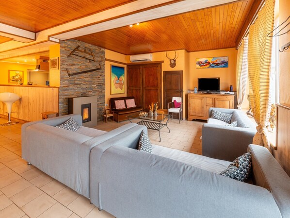 House | Living room - Expansive Holiday Home in Ardennes with Hot Tub (Florenville)