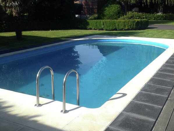 Vila | Piscina | Piscina interna, piscina externa