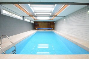 Huis | Zwembad | Een binnenzwembad en een buitenzwembad