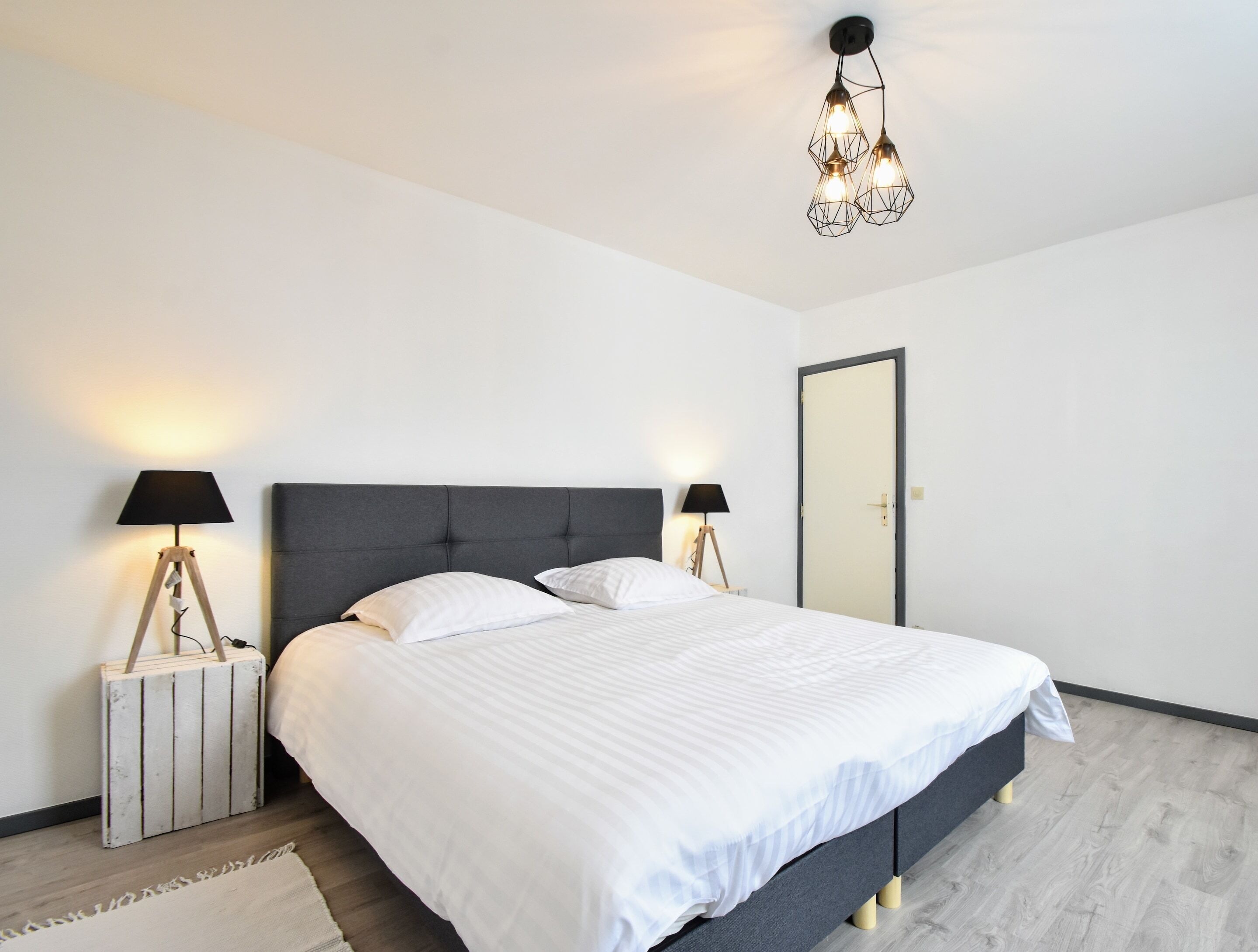 4 bedrooms, bed sheets