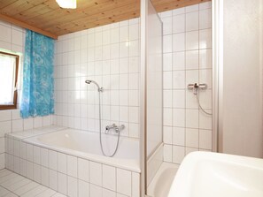 Apartment | Bathroom | Combined shower/tub, towels