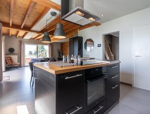 House | Private kitchen - Beautiful, Luxury Home with Sauna, Hot Tub, Private Bathrooms (Houffalize)